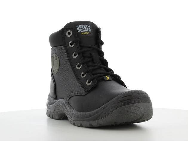 Chaussures de sécurité DAKAR S3 noires avec tige résistante à l'eau, semelle antidérapante et design robuste pour environnements exigeants.