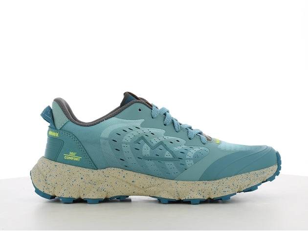Chaussure de randonnée SANTIAGO bleu clair avec semelle robuste beige mouchetée, idéale pour performance et respirabilité.