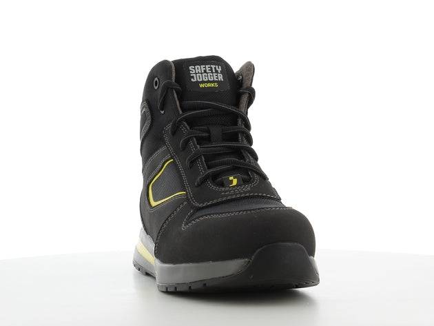 Chaussure de sécurité SPEEDY S3S mi-haute noire avec détails jaunes, semelle antidérapante SR et résistante à la chaleur, idéale pour le BTP.